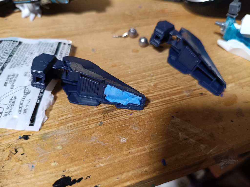 100きんの釣用の重りを足に埋め込みました銀器の丸玉ね