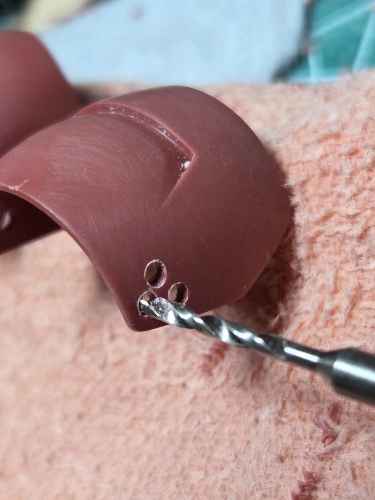 所々あるブチ穴は全てピンバイスで開口