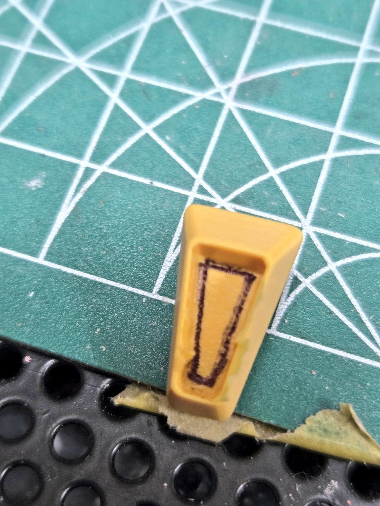 右肩のブースターパーツ、そのままではなんか、寂しかったので、マスキングテープでサイズ図って