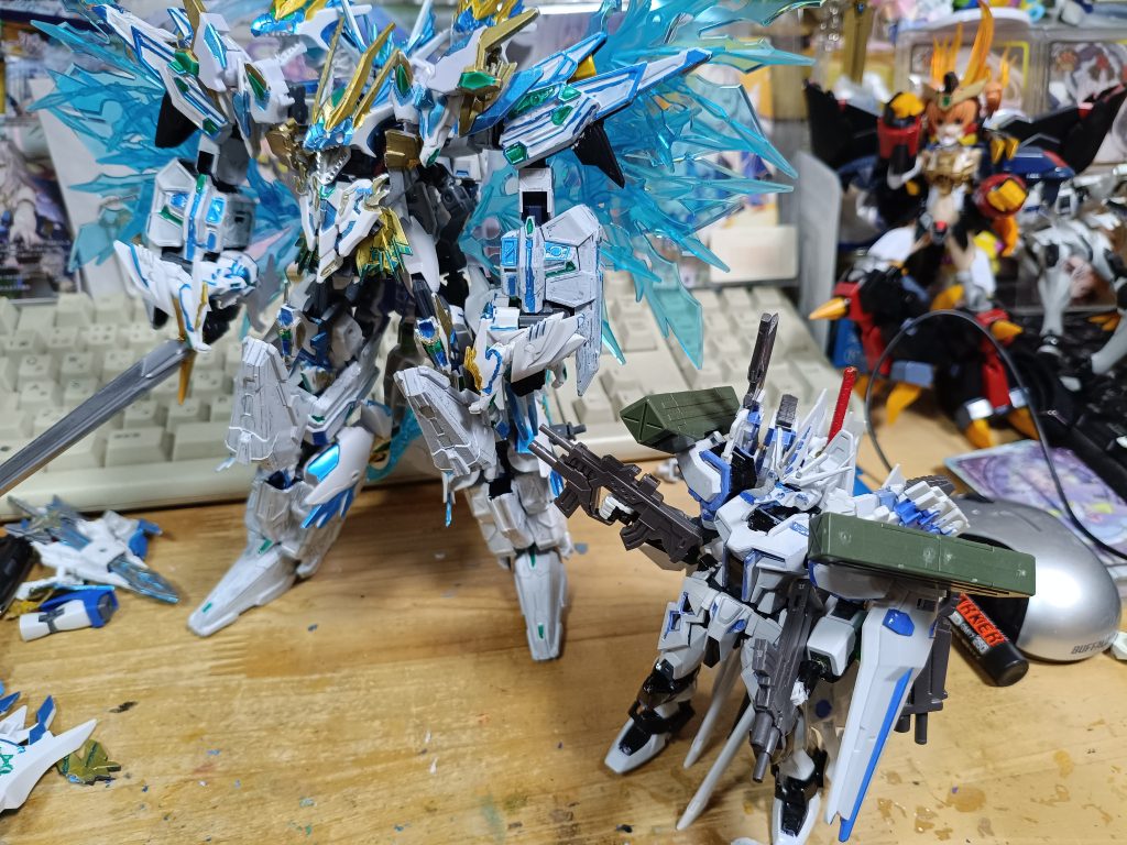 ちなみに大きさ比較としてHGストライクの改造機大和と比べるとこのぐらい