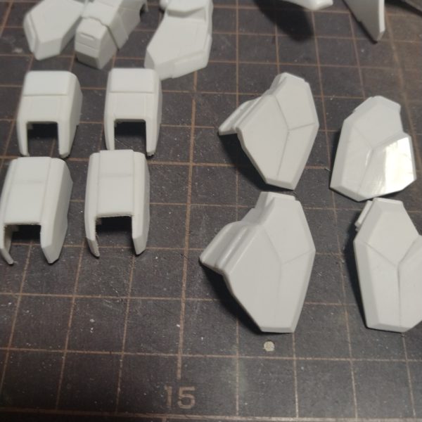 取り敢えず！スジ彫りはこれくらいで終わりにしようと思います！😀一応武器類の合わせ目処理も終わりました！😀ここで一旦は作業を終わりにします！😄次はスジ彫り後の洗浄してから乾かして塗装に入って行くと思いますが、その間に目に付いたところが出てきたらまた何かしらやるかも知れません！😄その時はまた塗装が先延ばしになるかもです！😄（2枚目）