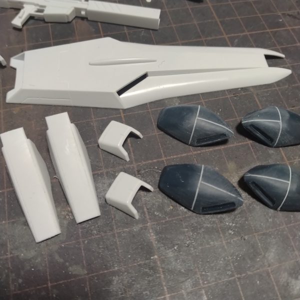 取り敢えず！スジ彫りはこれくらいで終わりにしようと思います！😀一応武器類の合わせ目処理も終わりました！😀ここで一旦は作業を終わりにします！😄次はスジ彫り後の洗浄してから乾かして塗装に入って行くと思いますが、その間に目に付いたところが出てきたらまた何かしらやるかも知れません！😄その時はまた塗装が先延ばしになるかもです！😄（4枚目）