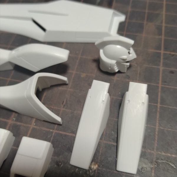 似たような画像ばかりアップしてすみません！🙏取り敢えずは、ちょこっとだけ彫り込んでからスジ彫り終了して洗浄しました！😀これまでは洗浄前の画像だったので！洗浄したら少しはスジ彫りも見えやすい画像だと思いアップしました！本日はこれで終了です！このまま自然乾燥させます！😄😄次回からは塗装に入っていきます！😀（3枚目）