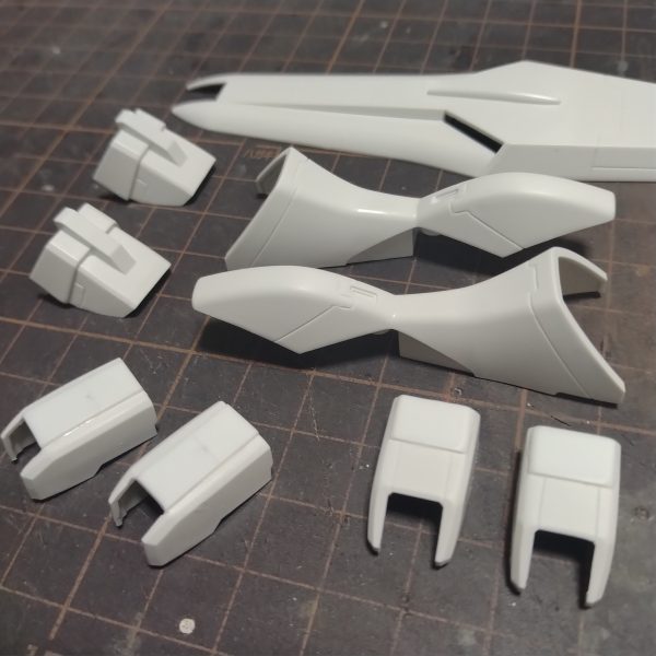 似たような画像ばかりアップしてすみません！🙏取り敢えずは、ちょこっとだけ彫り込んでからスジ彫り終了して洗浄しました！😀これまでは洗浄前の画像だったので！洗浄したら少しはスジ彫りも見えやすい画像だと思いアップしました！本日はこれで終了です！このまま自然乾燥させます！😄😄次回からは塗装に入っていきます！😀（2枚目）