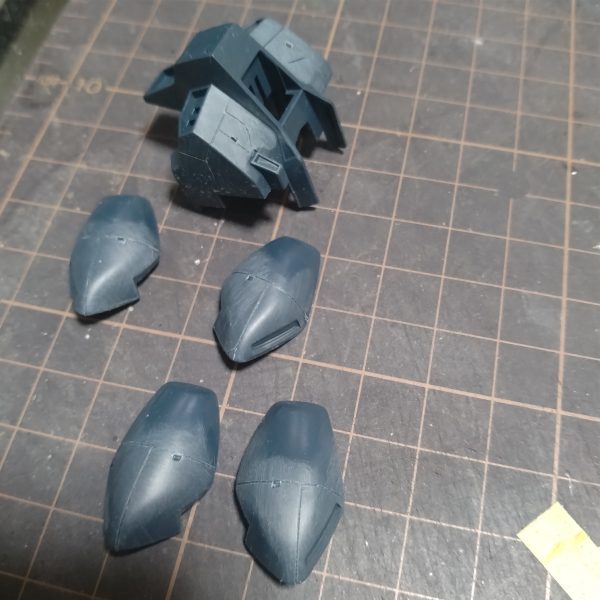 似たような画像ばかりアップしてすみません！🙏取り敢えずは、ちょこっとだけ彫り込んでからスジ彫り終了して洗浄しました！😀これまでは洗浄前の画像だったので！洗浄したら少しはスジ彫りも見えやすい画像だと思いアップしました！本日はこれで終了です！このまま自然乾燥させます！😄😄次回からは塗装に入っていきます！😀（4枚目）