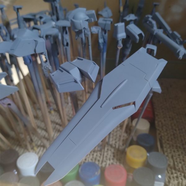 取り敢えずは白外装からサフを吹かし始めましたが！どうも今日は調子が出なくて！😅もしかしたらですが、今日は塗装やめるかもです！🙏少しゆっくりして行けそうなら白を吹かして行こうと思います！😀塗装は軽めのグラデーションで行こうとは思ってます！今回の白外装は最初からマスキング等の塗り分けが発生するので！長い塗装作業が出来るような元気ハツラツな時がのぞましいので！😄ちょっと様子見ます！天気に左右される事が多いのですが！雨も降ってないのに、何故かそんな感じで調子が出ない感じなので！やるやる詐欺見たいな予告してすみません！🙏私の制作ストーリーは！ほとんどリアルタイムで投稿して行くので！躓いてこうなっちゃうと！やるやる詐欺みたいになっちゃうんです！😅すみません！（2枚目）