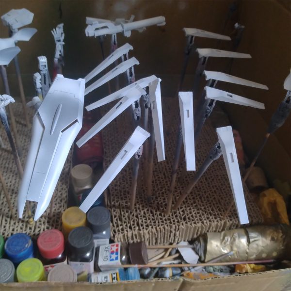 なんとか白まで吹かしました！😄今日はここで終わります！😀次回はこのパーツのマスキングしてからグレー吹かします！（2枚目）