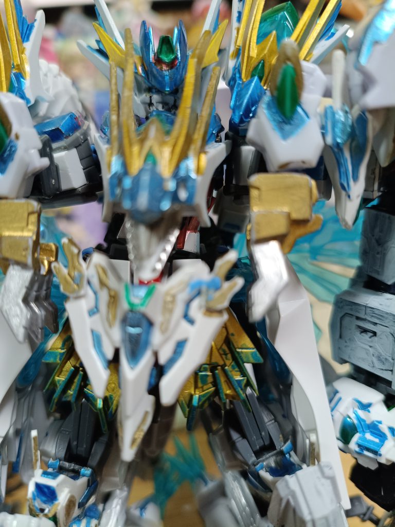 今のマスターオブドラゴンナイトはこん感じマスクだけだとなんかパワーアップかんが少ないので角もつけましたマスクと角はいつもの100きんの粘着タックを使ってます　よって付け外し可能性　まあこの機体関節パーツとかにも粘着タック使ってます