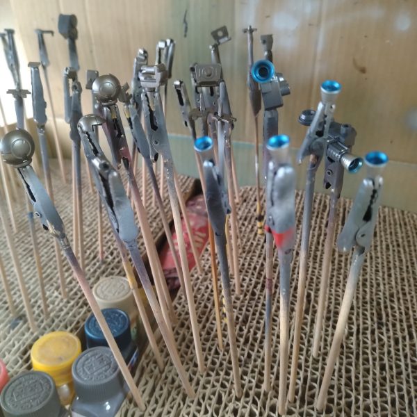 取り敢えず！今日は午前11時くらいからスタートしました！😄現在の進行状況をアップしておきます！😄次は紺色系の塗装に入っていきますが！ちょい疲れたので！ここで休憩します！😄まぁ残りは紺色系の塗装と、筆塗り、墨入れ、組み立て、デカール、トップコートの順になります！切よいところで！ちょいちょいアップして行きますので！お暇がありましたら観覧宜しくお願いします！😄&nbsp;（3枚目）