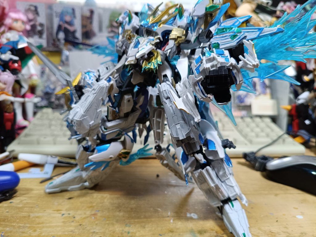 以上です　この機体ボディだけでもかなり重いです　まあはかりで重さをはかったことはないけど　足に釣の重り玉を8こ入れてますから　しかしボディは重り系の何かは入れてないからこの重さん・・・(；・∀・)　あと足の関節パーツストライクだとかなりユルユルだたのでライフリの関節パーツを少し改造してます　