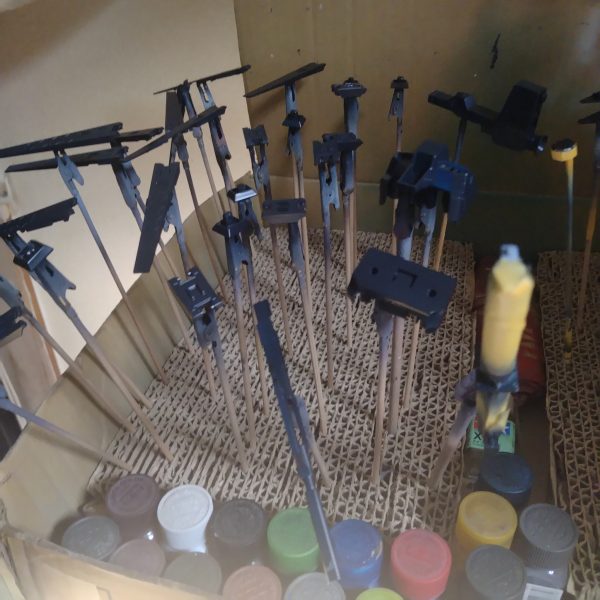 取り敢えずは、後ちょこっとマスキングしてイエロー吹かすパーツがありますが、あらかたエアブラシ塗装が終わりました！😄ここでまた休憩します！😄次は筆塗りやりながら、この紺色パーツ数個ほどマスキングして塗装します！😀結局！やり出すとサクサクやるんですよね！😅最近やり出すまでが！なかなか腰が上がららなくてモタモタなんですよ！😄では休憩してモチベ上がったら再開しようと思います！😄（2枚目）