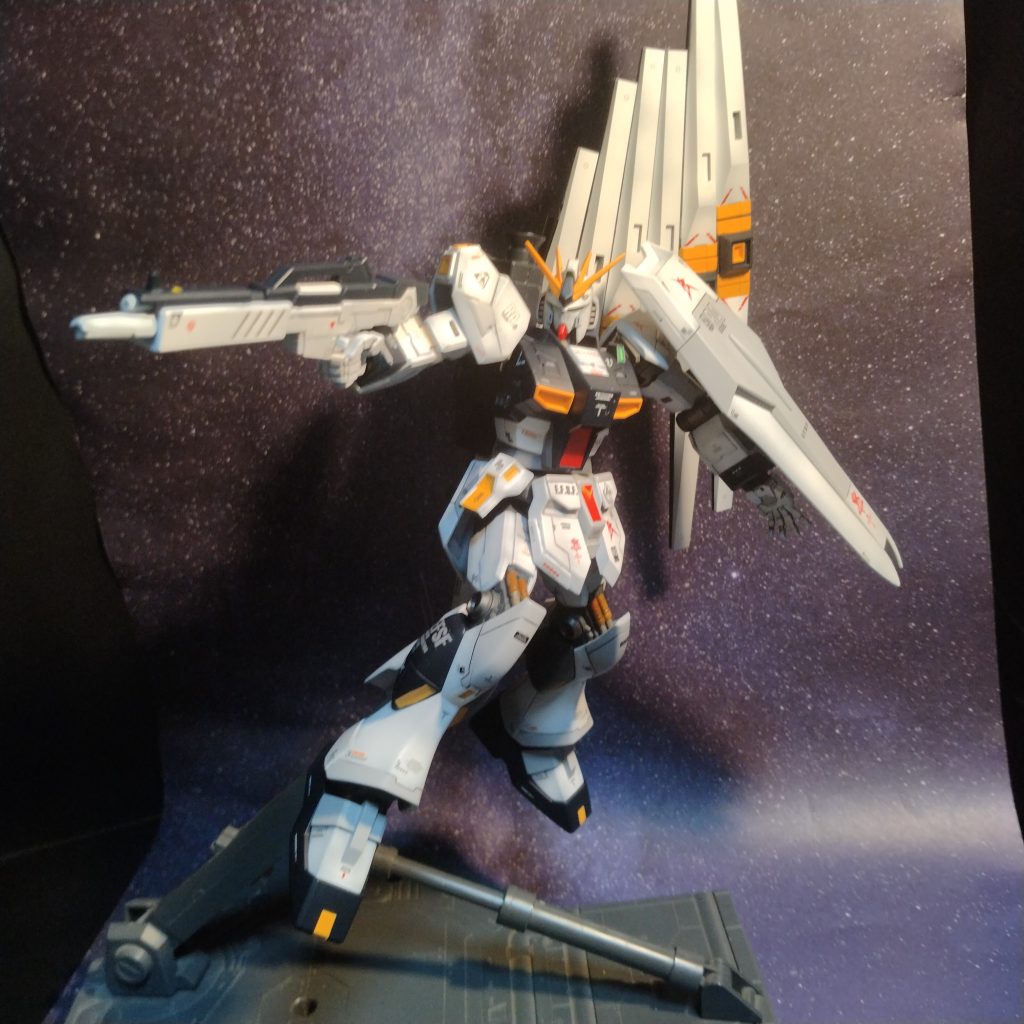 これまでMGニューガンダムは数体作ってきましたが！ぶっちゃけて言うと！このHGニューガンダムを作ってみて！プロポーションも良いし、ポロリも無く完成後の取り扱い易さと、ある程度の所持欲を満たす大きさ！あれ?別にMGじゃなくてもHGで十分かもと思いました！😀
