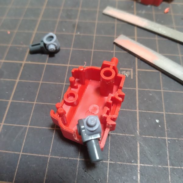 ハイ！😄今回の制作はいつもと順番が違います！😀いつもならパーツカット、ゲート処理の順ですが！今回は可動箇所を改造する為に先に組んでしまう事が多々発生するので！それらをこなしながら進行して行こうと思います！😄ちなみに制作一枚目の画像は腕の可動範囲を前後と上下出来るようにしようと試行錯誤してる画像です！😄まぁ腕はこの感じで行こうと思いますが！今回もプラバン自作とか発生しそうな感じの制作になるので！進行は遅めだと思います！😀（4枚目）