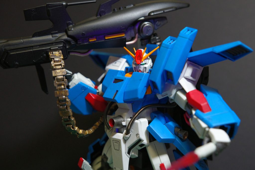 頭部ハイメガキャノンや腹ビーム、ツインアイやレーザーサイトなどは発光処理してるのでブラックライトで光ります。