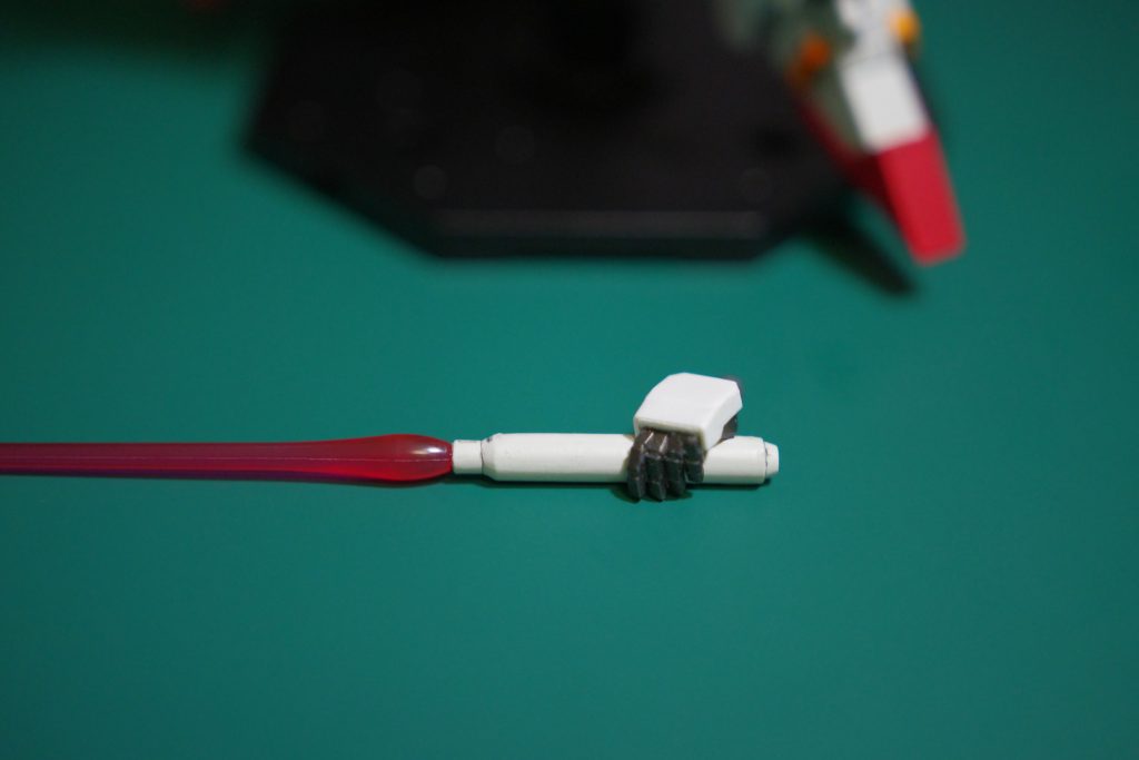 なお、作ったことのある人ならわかると思いますが、サーベル持ち手(左)はキットに存在しないので完全自作です。