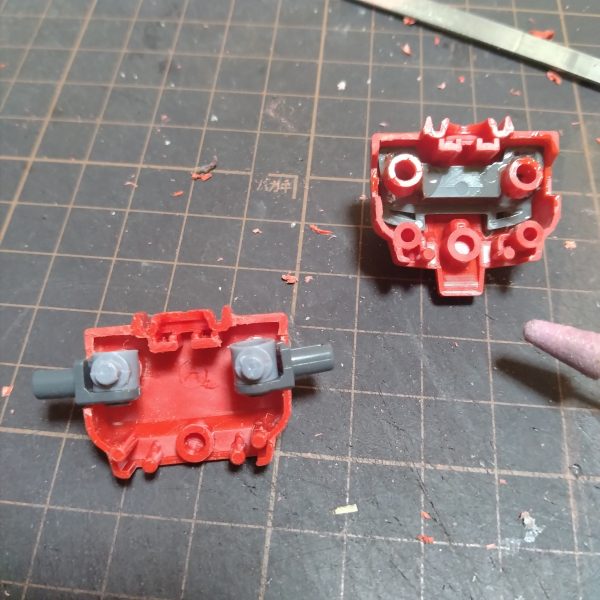 ハイ！😄今回の制作はいつもと順番が違います！😀いつもならパーツカット、ゲート処理の順ですが！今回は可動箇所を改造する為に先に組んでしまう事が多々発生するので！それらをこなしながら進行して行こうと思います！😄ちなみに制作一枚目の画像は腕の可動範囲を前後と上下出来るようにしようと試行錯誤してる画像です！😄まぁ腕はこの感じで行こうと思いますが！今回もプラバン自作とか発生しそうな感じの制作になるので！進行は遅めだと思います！😀（3枚目）