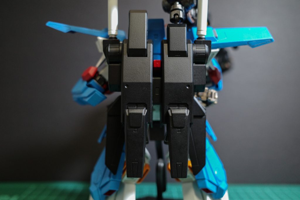 バックパックミサイルポッド伸長、背びれ(?)伸長、スラスター大口径4点に改修。肩部ミサイルポッドも右側の分を左肩部に移植増設して、フロントスカート伸長、つま先もちゃんと伸ばしてあります。