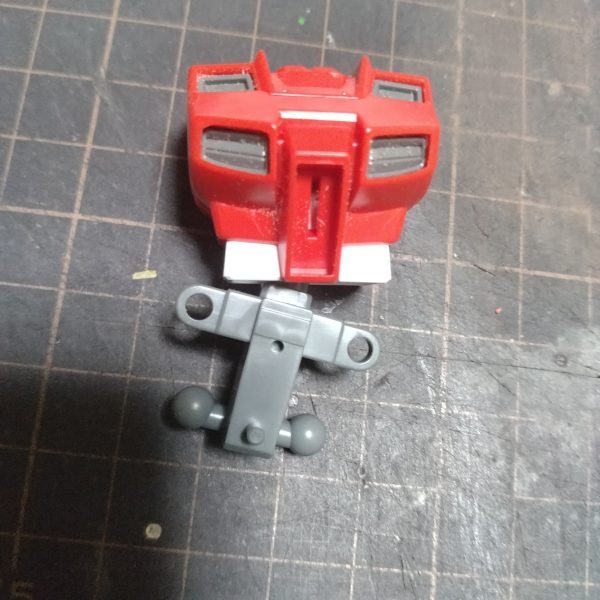 アニメ見ながらなのですが！😄手持ち無沙汰だと思って何気なくやれる事だけやっております！😄腰の箇所ですが、テストがてらボールジョイントにして試してみました！後は長さを調整して、正面下部を削ってやれば、これで腰の可動は行けそうです！😄後から胴体部は首の延長くらいでしょうか？多分簡単に出来ると思います！1つ手間と言えば肩の可動範囲を広げる処置をしてるので！胴体部上部の両サイドの外部パーツを自作しなくてはいけません！😄今回少しアタマを悩ませてるのが足の付け根のパーツが良い物が見つからなくて！😅延長と可動範囲を同時に行えるようにしたいのですが！目下、検討中です！😄（2枚目）