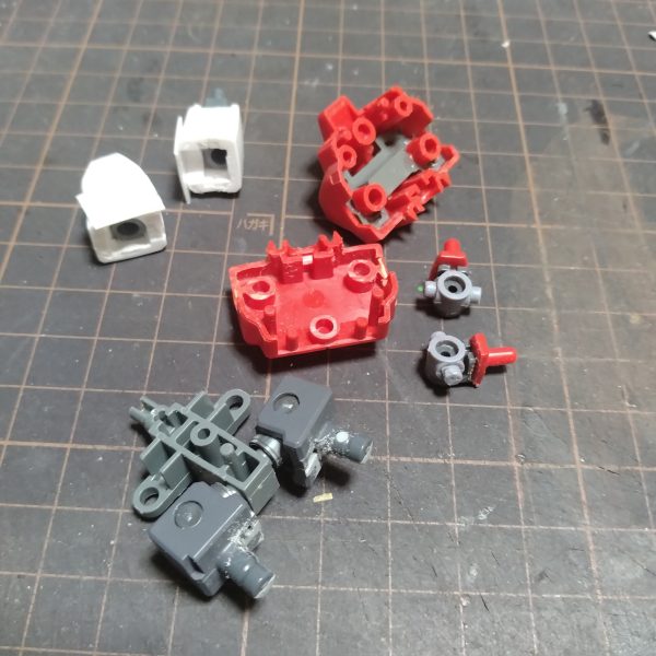 色々ジャンクパーツ探しまくって色々組み合わせてから、なんとか足の手元が出来そうです！😄これで足の延長と回転、開く動作の可動が可能になるはずです！😄付け根の軸の方は心配無く出来ました！😄と、言いますかちょこちょこ投稿してすみません！取り敢えずは、まだ成形はしてませんが、ここまでのパーツを載せておきます！🙏これ以降はもうちょい纏まってから投稿しますので！😀今日はこれにて終了します！😄&nbsp;（3枚目）