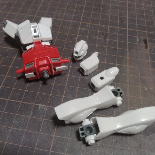 今日は終わりと言いながら！😅どうせ接着時間をかけるなら、合わせ目パーツも接着しておかないと、と思いまして！😄取り敢えずは接着して上半身の肩のプラバンも2枚追加して貼りました！😄プラバンを付ける軸のも微妙な調整のおかげで、上手く肩のプラバンは可動に合わせて動いてくれました！👍即興で思いついてやったわりには脚も思った通りに制作出来ました！後は足首もありますが、それは後にして！これらのパーツ合わせ目処理して！次からはスジ彫りをやって行こうと思います！😄と、言う事で今度こそホント完全に接着が乾くまで、にここらで作業ストップしようと思います！😄（2枚目）