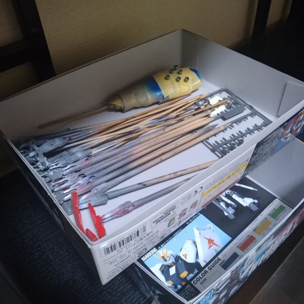 取り敢えずはスジ彫りも終わり塗装準備に入りました！😄パーツ数も少なく全て塗装持ち手に付けました！😀何も無ければ明日から塗装開始しようかと思います！😄（2枚目）