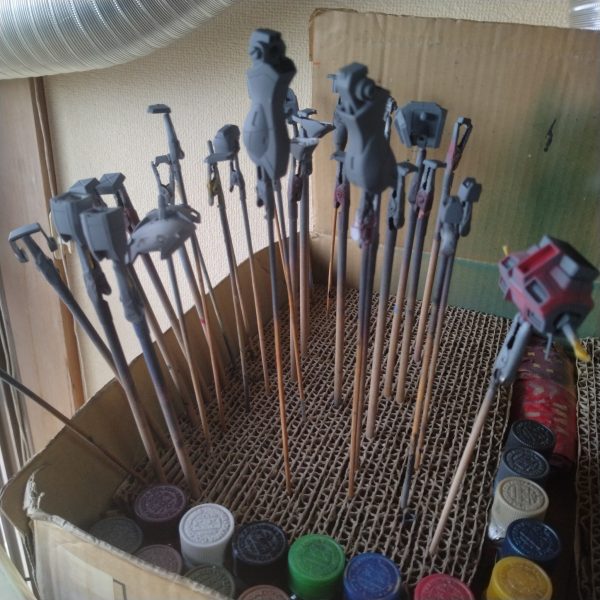 塗装は白外装からスタートしました！😀勿論いつものごとくサフからです！😄当たり前の事を書いてしまうような気もしますが、私って昔からなのですが！どんな時も、どんな極小パーツでも絶対サフから塗装する派なンです！😄😄言葉のごとく全塗装ってそういう事じゃ無いのかな？と昔から思っ待てまして！😄😄どうしても可動に関する箇所のみ見た目に反しない場合は除きますが！😀次はこのパーツのマスキングやってからグレーパネルと赤パーツの塗装をやって行こうと思います！😄（2枚目）