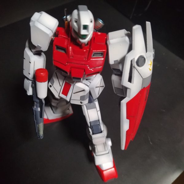 組み上がりました!😄せっかく肩回りの可動改修したのに後から後からプラバン付けて段差調整したりしたばかりに!ちょっと可動範囲が狭くなっちゃいました!😅その他のイジった箇所は考え通りに出来ました!ちなみに腰の可動はボールジョイントから、スライド式の差し込みに変更しました!結局は正面から写真撮る事が多いので!当然に硬さと余裕ある長さも確保しても調整してあり、ほんの数ミリ必要な分だけ上にスライドさせたら360°どちらにでも曲げる事が出来ます!それにより正面から写真撮った場合、全く違和感無く写真が撮れます!😄最後の最後でシールドの筆塗りを、ちょいミスりましたが!😄これはまたの機会に手直ししようと思います!一応ここで制作ストーリーは終了にしますので!デカール、トップコートして完成しましたら完成投稿しますので!お時間のある時に観覧宜しくお願い致します!😄ちなみに本日はちょっと疲れたので!デカールとトップコートは明日やろうと思います!😀(5枚目)