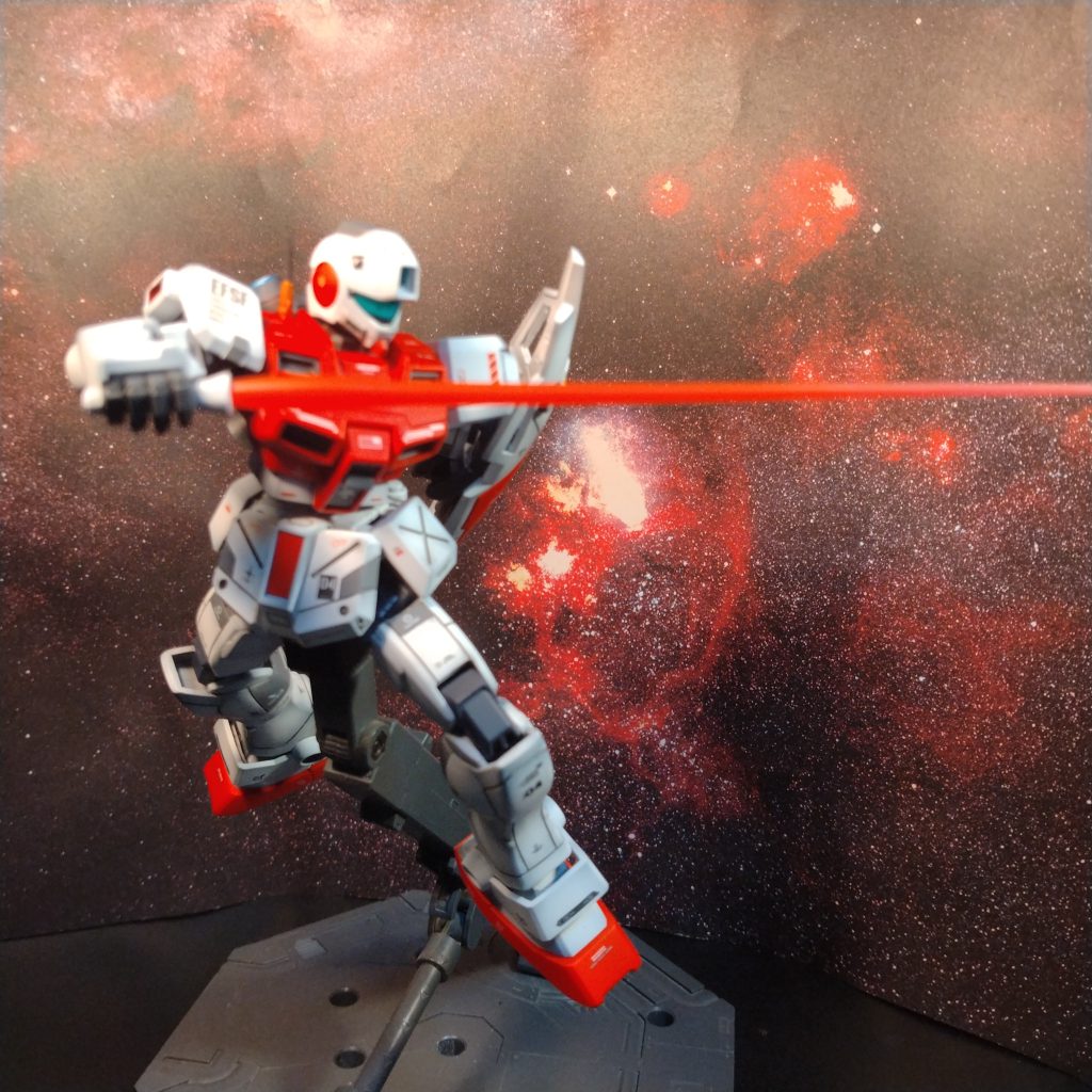 今回は肩回り、腰、足の根元等の可動域改修しました!😀ちなみにビームサーベルは一体式のプラだったので!切り落として穴を空けて手持ちの普通のサーベルに変えてあります!😄