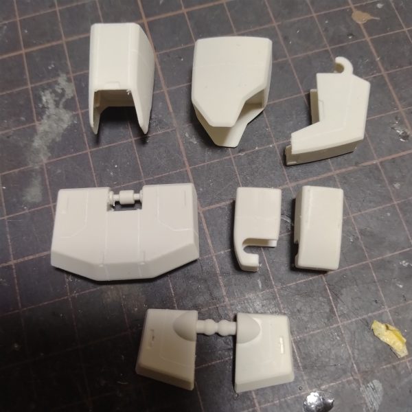 取り敢えずはスジ彫りはこのくらいにしておこうと思います！😀流石にホワイトのパーツは拡大しても見えにくいですが！😅やりながら閃いたりした時は何かディテール追加するかもですが！😄一連の流れからすると！この後は洗浄して塗装に入って行く流れになりますが！少し休憩します！😅シャキッとモチベーションが戻ったら塗装開始しようと思います！😀（2枚目）