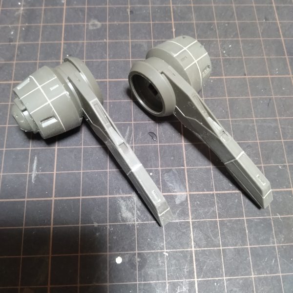 取り敢えずはスジ彫りはこのくらいにしておこうと思います！😀流石にホワイトのパーツは拡大しても見えにくいですが！😅やりながら閃いたりした時は何かディテール追加するかもですが！😄一連の流れからすると！この後は洗浄して塗装に入って行く流れになりますが！少し休憩します！😅シャキッとモチベーションが戻ったら塗装開始しようと思います！😀（3枚目）