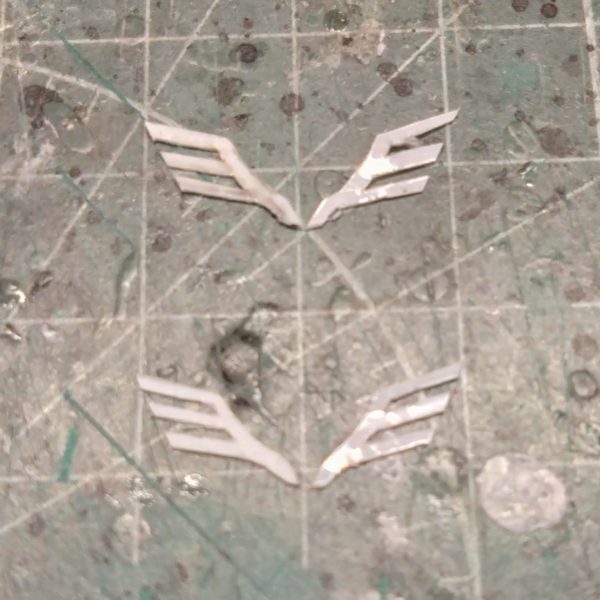 今更ながら、ガンダムUCにハマっております。当時、Ep4やEp7でジオン残党や、袖付きの旧機体が多数出てきて「全部作ってやる😤」と息巻いておりましたが、熱しやすく冷めやすい私なので早々と戦線離脱してしまいました…😅コンプリート企画で袖付きヤクト・ドーガのエングレービングを作れたので、大胆にも(今ならできるのでは…)と勘違いしながら制作開始しました😆・脚の付け根の変更・フロントアーマーの大型化・太腿の延長・幅増し・肩の幅増し等々エングレービングを切り出したら、こんなキットがクローゼットから出てきました😂購入した覚えがまったくありません😨（4枚目）