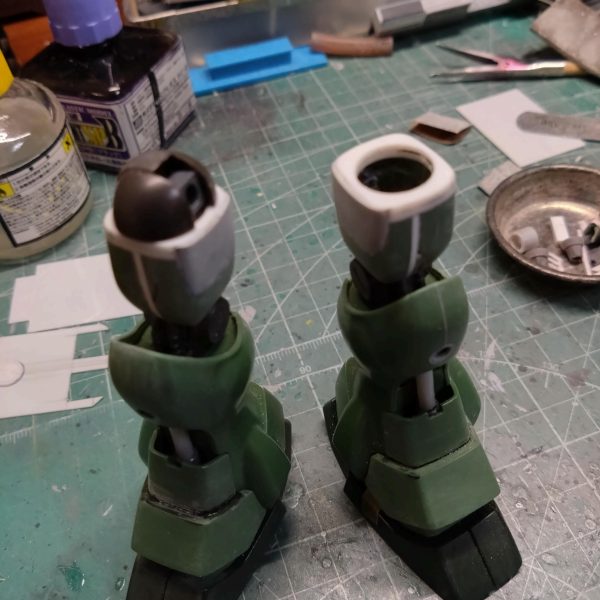 今更ながら、ガンダムUCにハマっております。当時、Ep4やEp7でジオン残党や、袖付きの旧機体が多数出てきて「全部作ってやる😤」と息巻いておりましたが、熱しやすく冷めやすい私なので早々と戦線離脱してしまいました…😅コンプリート企画で袖付きヤクト・ドーガのエングレービングを作れたので、大胆にも(今ならできるのでは…)と勘違いしながら制作開始しました😆・脚の付け根の変更・フロントアーマーの大型化・太腿の延長・幅増し・肩の幅増し等々エングレービングを切り出したら、こんなキットがクローゼットから出てきました😂購入した覚えがまったくありません😨（2枚目）