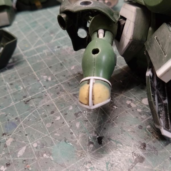 今更ながら、ガンダムUCにハマっております。当時、Ep4やEp7でジオン残党や、袖付きの旧機体が多数出てきて「全部作ってやる😤」と息巻いておりましたが、熱しやすく冷めやすい私なので早々と戦線離脱してしまいました…😅コンプリート企画で袖付きヤクト・ドーガのエングレービングを作れたので、大胆にも(今ならできるのでは…)と勘違いしながら制作開始しました😆・脚の付け根の変更・フロントアーマーの大型化・太腿の延長・幅増し・肩の幅増し等々エングレービングを切り出したら、こんなキットがクローゼットから出てきました😂購入した覚えがまったくありません😨（3枚目）