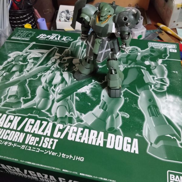 今更ながら、ガンダムUCにハマっております。当時、Ep4やEp7でジオン残党や、袖付きの旧機体が多数出てきて「全部作ってやる😤」と息巻いておりましたが、熱しやすく冷めやすい私なので早々と戦線離脱してしまいました…😅コンプリート企画で袖付きヤクト・ドーガのエングレービングを作れたので、大胆にも(今ならできるのでは…)と勘違いしながら制作開始しました😆・脚の付け根の変更・フロントアーマーの大型化・太腿の延長・幅増し・肩の幅増し等々エングレービングを切り出したら、こんなキットがクローゼットから出てきました😂購入した覚えがまったくありません😨（5枚目）