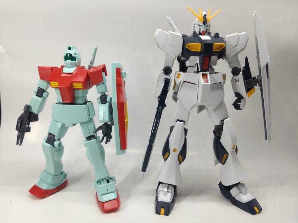 前回RGνガンダム作成中に、ふと思ったのは君達装備が似てるな…?と。そこに量販店で安売りされていたEGのνガンダムを購入。良く出来てるんですねぇこれが。顔の大きさは同じくらい。