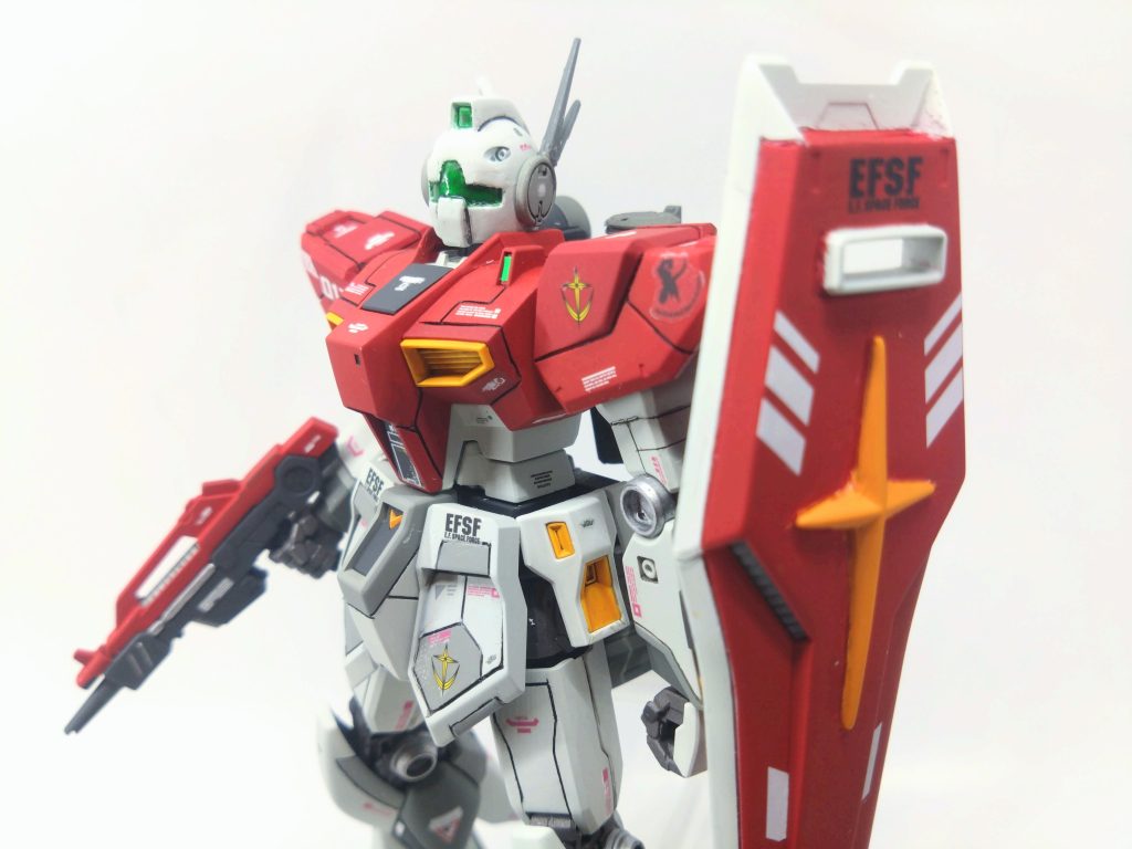 ジム要素は顔とシールド、カラーのみ。顔はちょっとだけ進化させてみました。アンテナはνガンダムのを流用。シールドに覗き穴を作りお馴染みの十字マーク。ビームライフルも短縮してビームスプレーガン風にジムらしく。