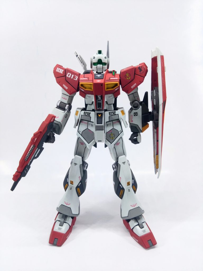 量産型を意識して四肢はシンプルなデザインを心掛けつつ、スジボリ色分け、デカールで調整しました。