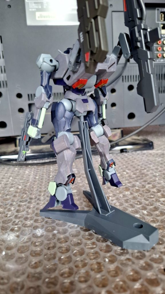 後ろバックパックのバーニアが、何か貧弱な感じした為、HGリゼルから拝借。