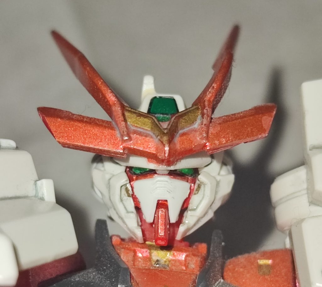 ビルドストライクとの殴り合いでマスクが割れてその下にアストレイの素の顔が出て来たシーンがあってこっちのほうがかっこいいと思いましたね