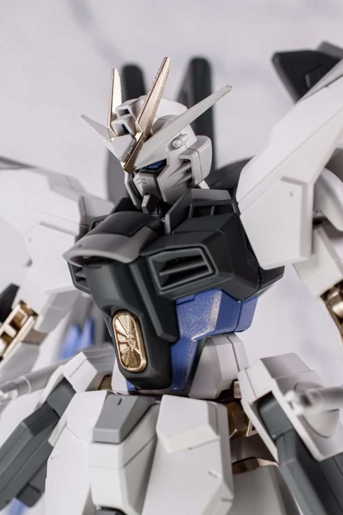 今回、結構活躍してくれたのがこの関節部に使用した金色になります！あまり主張しすぎない程度の金色がベストマッチしてくれました😎しかし塗料の名前は「プレミアムチタンシルバー」ということで、実は銀色の部類のようなんです笑実は昨年作ったバルバトスに使用しています