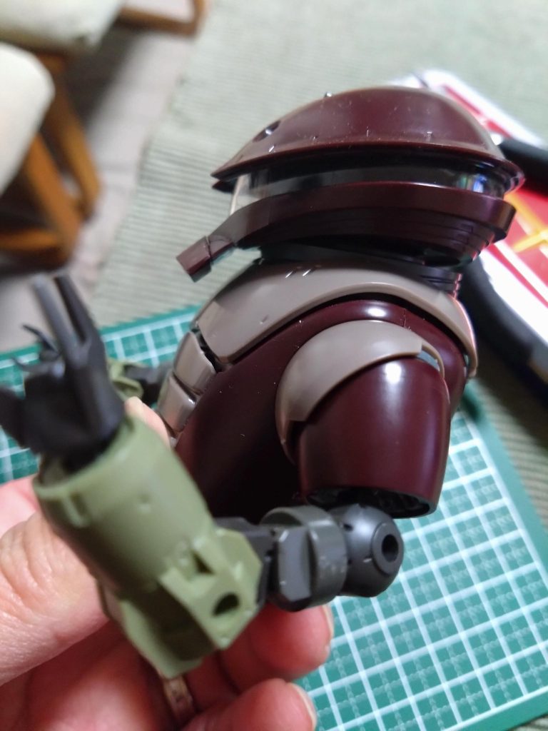 とりあえず腕の改造。肘の加工が上手い事浮かばなかったのでボルタノヴァの肩関節のポリキャップをアッガイ腕関節に移植。すると肘の関節軸が2つに💧これはこれでアリかと。