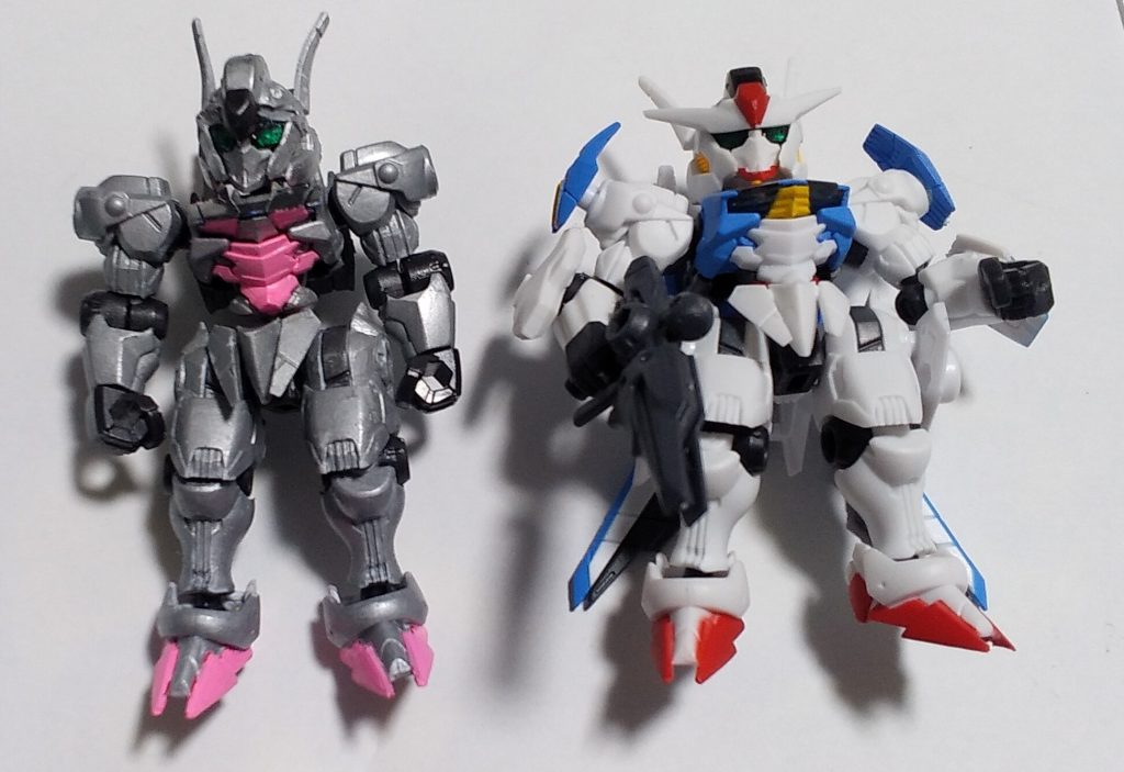 作成途中のルブリスをエアリアルと並べて比較アンテナ部分を切り取ってます