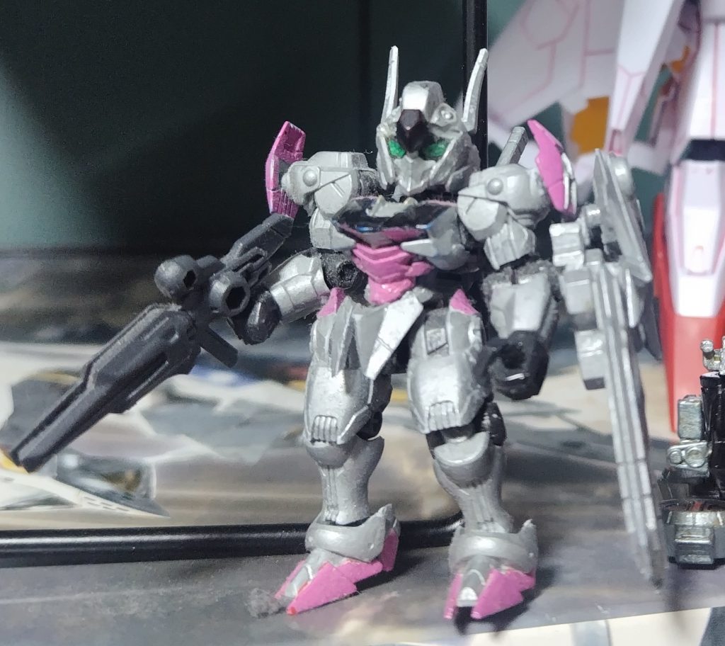 【ガンダムルブリス】エアリアルのパーツの一部改修と塗装で再現シルバー(グレー)にしたのはルブリスを初めて見た時のイメージが白よりもグレー寄りのシルバーだったからです