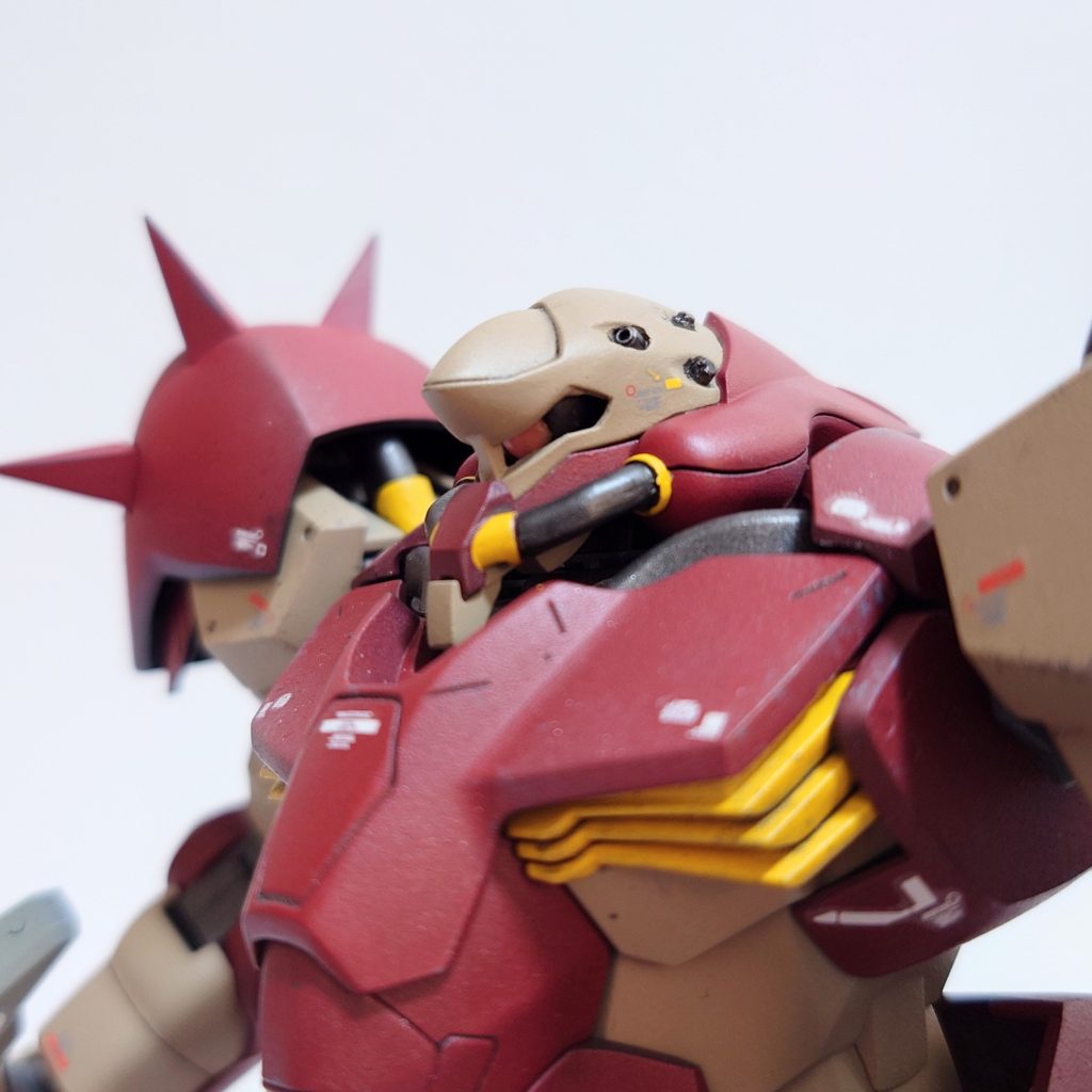 頭部はバルカンとモノアイ部にピンバイスで掘った後、Waveのパーツを埋め込み。