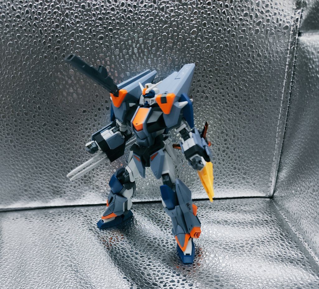 右肩部の高エネルギービーム砲を発射