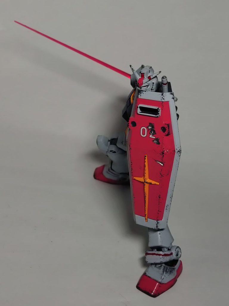 シールドの02のデカールは貼るときに切れてしまったので被弾跡でごまかしてます。RX-78-2なので02を貼りましたがジムとかも共通の武器だったなぁと(^0^;)