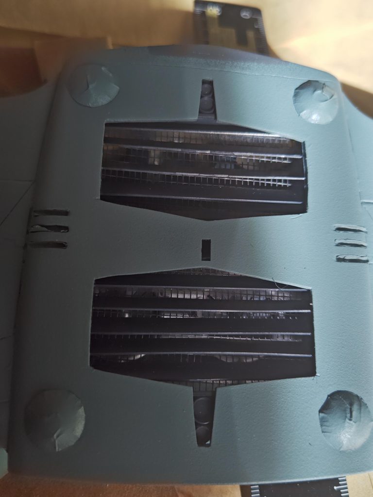 中にはファンを４基搭載。排気口ファンの隙間から覗いてる網越しの丸いファンがドダイという機体を垂直移動を可能にしてる理由として、説得力を付けてみました。