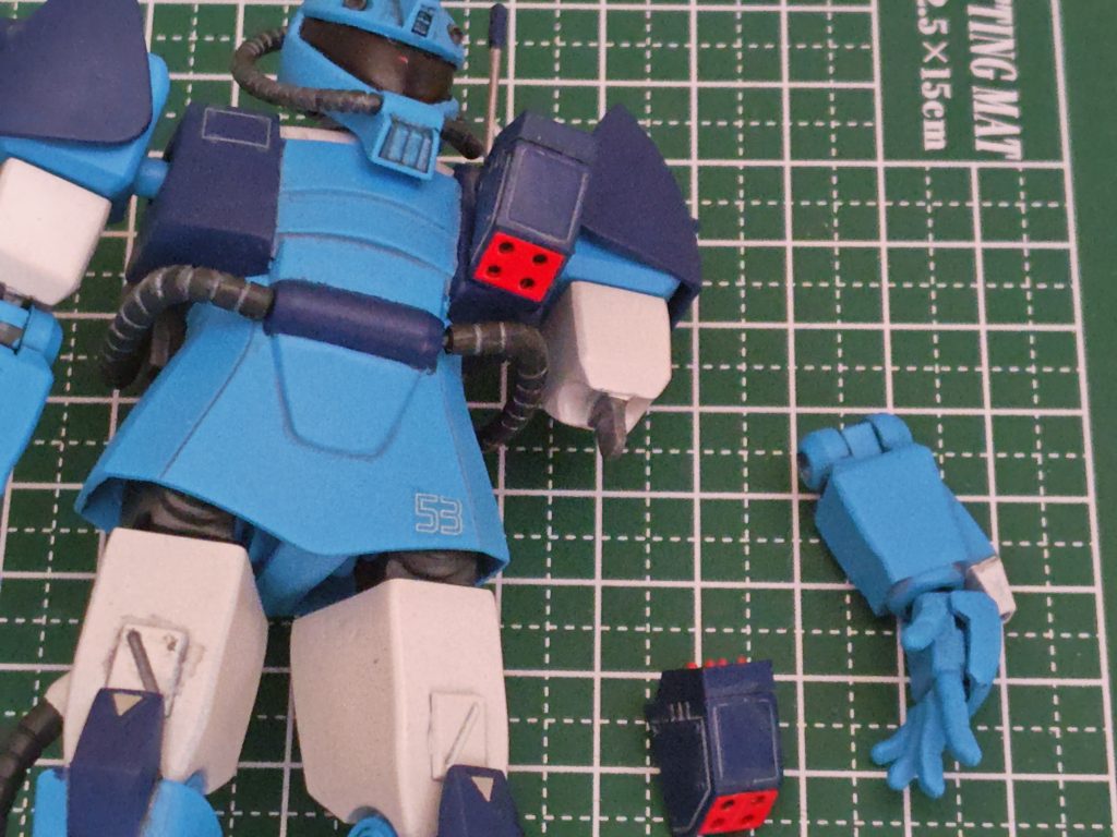 膝や肘をポリキャップ加工にして、耐水カバーを被せる方法にしてみました。