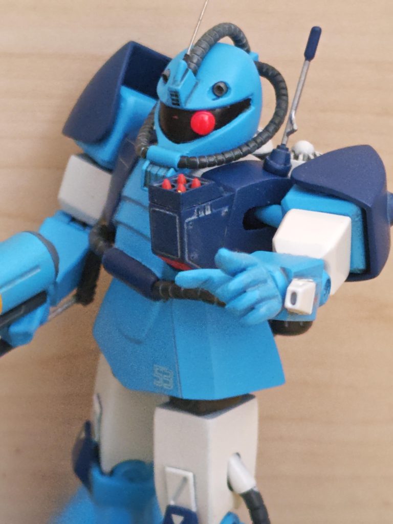 水中用ザクの模型と言ったらやはりこの「人差し指」ポーズですね♪これがしたくて、この手首は残しました。