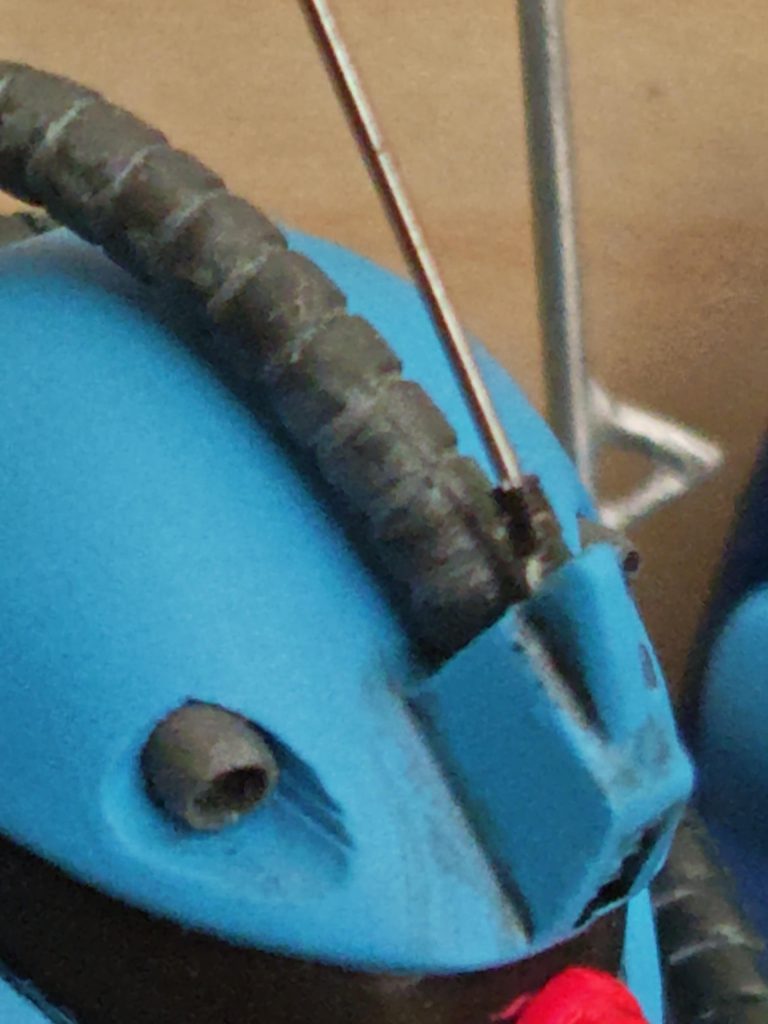 頭部にはモノアイをネオジウム磁石にして、バルカン砲を開口と新造、アンテナは金属製にして、根元はマイクロモビルスプリングに付け替えてます。